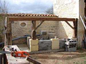 Construction d'un bassin d&eacute;coratif en pierres et parpaings